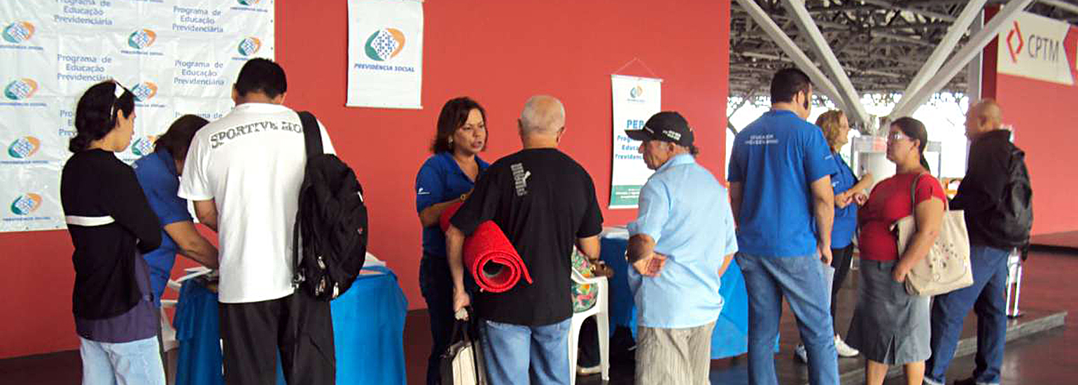 Técnicos do INSS prestam atendiment...