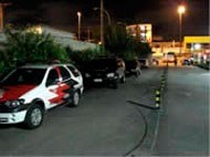 Imagem dos carros de policia junto com os carros do Deic