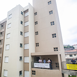 Governo reassenta famílias que ocup...